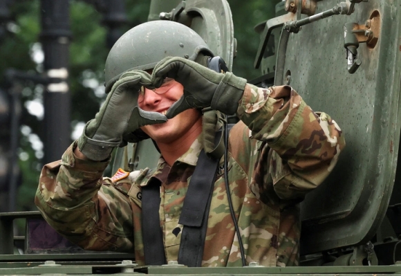 15 My Duyet Binh Quy Mo Lon Nhat Trong 34 Nam Giua Luc 2000 Cuoc Bieu Tinh Dien Ra Tren Ca Nuoc