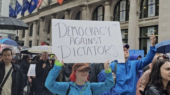 3 Hang Trieu Nguoi My Bieu Tinh Phan Doi Trump Trong Ngay Sinh Nhat Ong