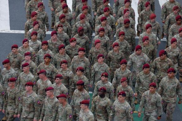 3 My Duyet Binh Quy Mo Lon Nhat Trong 34 Nam Giua Luc 2000 Cuoc Bieu Tinh Dien Ra Tren Ca Nuoc