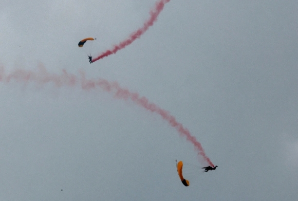 8 My Duyet Binh Quy Mo Lon Nhat Trong 34 Nam Giua Luc 2000 Cuoc Bieu Tinh Dien Ra Tren Ca Nuoc