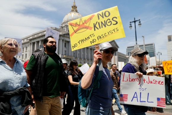 9 My Duyet Binh Quy Mo Lon Nhat Trong 34 Nam Giua Luc 2000 Cuoc Bieu Tinh Dien Ra Tren Ca Nuoc