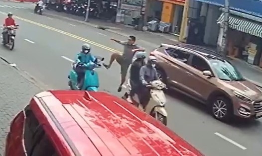 1 Bat Khan Cap Nguoi Dan Ong Dap Nga Nu Xe Om Cong Nghe O Binh Duong