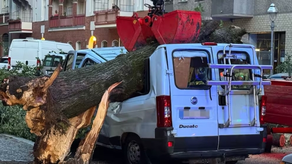 1 Gio Giat Manh Tan Pha Berlin Mot Nguoi Chet Ba Nguoi Nguy Kich