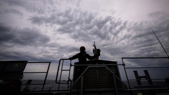 1 Hon Hai Phan Ba Cong Dan Duc Ung Ho La Chan Hat Nhan Chau Au