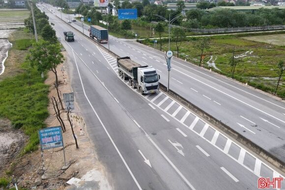 1 Tai Xe Lung Tung Voi Vach Ke Duong Tren Quoc Lo 1 O Tx Hong Linh