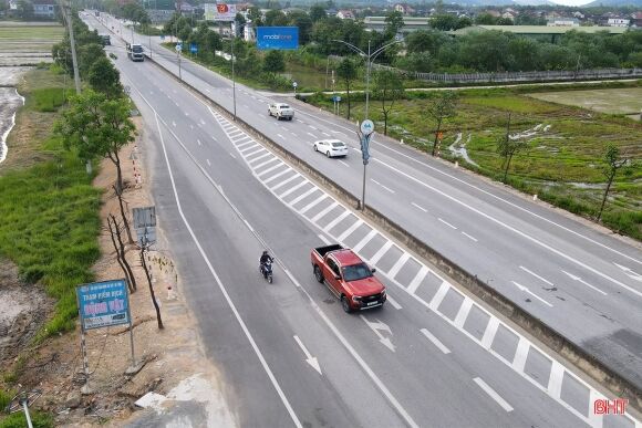2 Tai Xe Lung Tung Voi Vach Ke Duong Tren Quoc Lo 1 O Tx Hong Linh