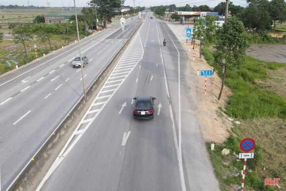 4 Tai Xe Lung Tung Voi Vach Ke Duong Tren Quoc Lo 1 O Tx Hong Linh