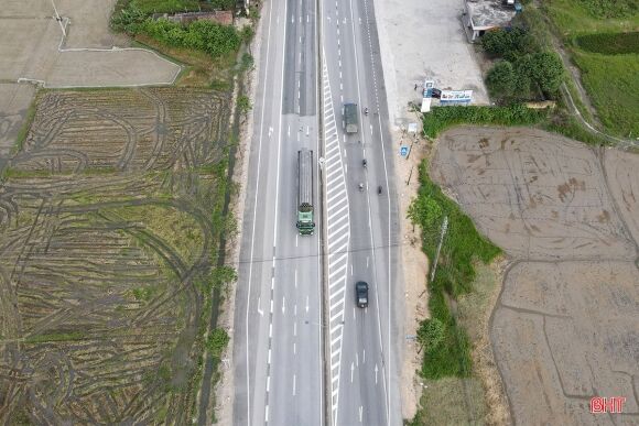 5 Tai Xe Lung Tung Voi Vach Ke Duong Tren Quoc Lo 1 O Tx Hong Linh