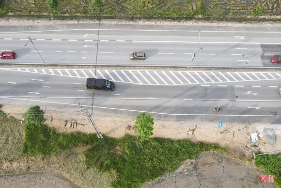 6 Tai Xe Lung Tung Voi Vach Ke Duong Tren Quoc Lo 1 O Tx Hong Linh