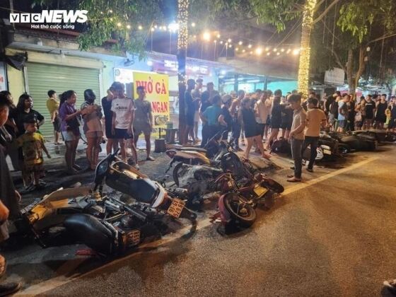 2 Oto Dien Tong Loat Xe May O Bac Ninh Hai Co Gai Bi Thuong