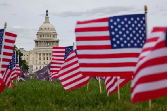 2 Nguoi Phu Nu Co The Pha Vo Du Luat To Lon Dep De Cua Ong Trump