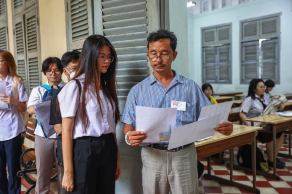 2 Nguoi Nuoc Ngoai Soc Voi De Thi Tieng Anh Thpt O Viet Nam