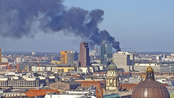 1 Chay Lon Tai Toa Nha Cao Tang O Berlin Tiergarten