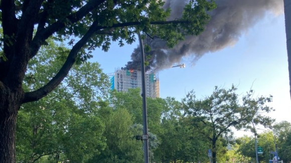 2 Chay Lon Tai Toa Nha Cao Tang O Berlin Tiergarten