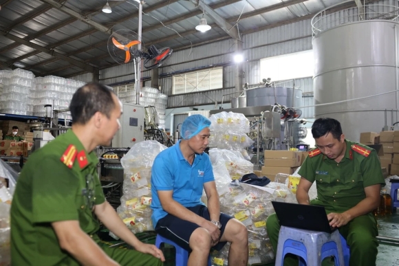 1 Can Canh Kho Xuong Trong Duong Day Nghin Tan Dau Thuc Vat Gia Bi Triet Pha