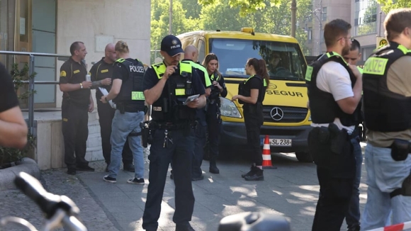 1 Cuop Co Vu Trang Tan Cong Xe Van Chuyen Tien Tai Berlin Canh Sat Truy Duoi Kich Tinh