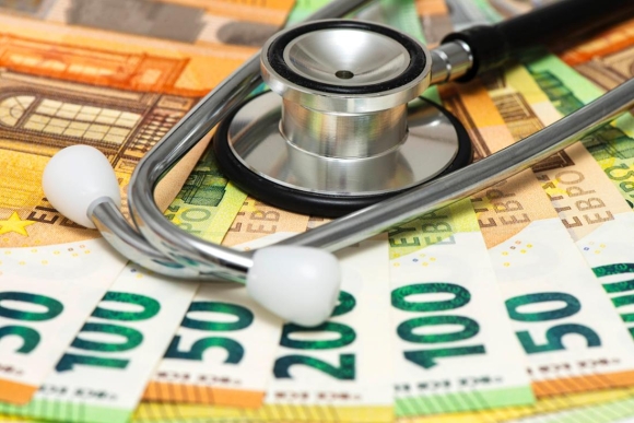 1 Nguoi Lao Dong Duc Doi Mat Lan Song Tang Phi Bao Hiem Y Te Tu Thang 52025