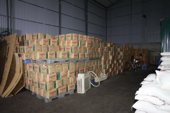 2 Can Canh Kho Xuong Trong Duong Day Nghin Tan Dau Thuc Vat Gia Bi Triet Pha