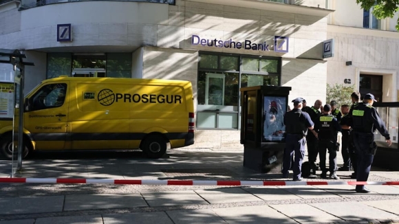 2 Cuop Co Vu Trang Tan Cong Xe Van Chuyen Tien Tai Berlin Canh Sat Truy Duoi Kich Tinh