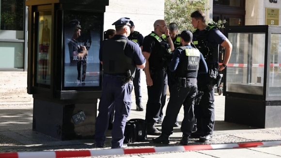 3 Cuop Co Vu Trang Tan Cong Xe Van Chuyen Tien Tai Berlin Canh Sat Truy Duoi Kich Tinh