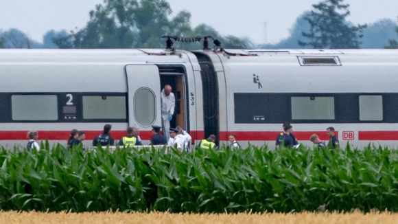 1 Khung Bo Tren Tau Ice Hanh Khach Dung Cam Khong Che Ke Tan Cong Bang Riu Va Bua