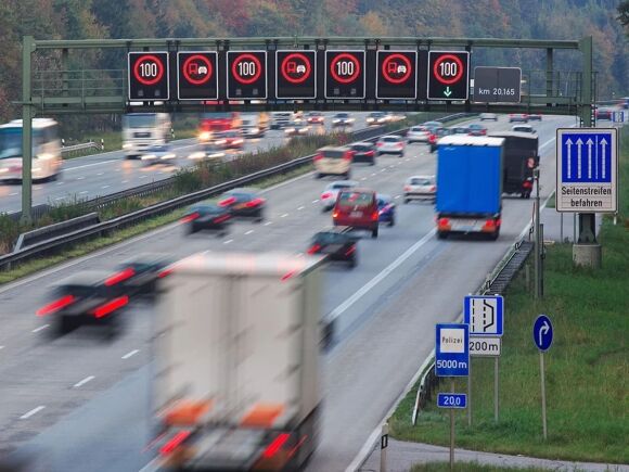 1 Duong Cao Toc Khong Gioi Han Toc Do Autobahn Cua Duc Bi Nut Sau Dot Nang Nong