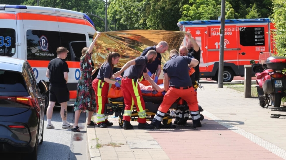 2 Chiec Vay Che Nang Giua Long Hamburg Cau Chuyen Am Ap Ve Long Tot Giua Pho Thi Oi Buc