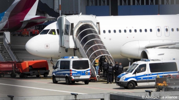 1 Duc Doi Mat Kho Khan Trong Viec Truc Xuat Toi Pham Ve Afghanistan