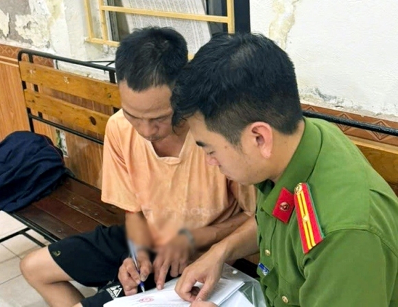 1 Tam Giu Ong Bo Xich Hai Chan Con Trai Treo Nguoc Roi Danh