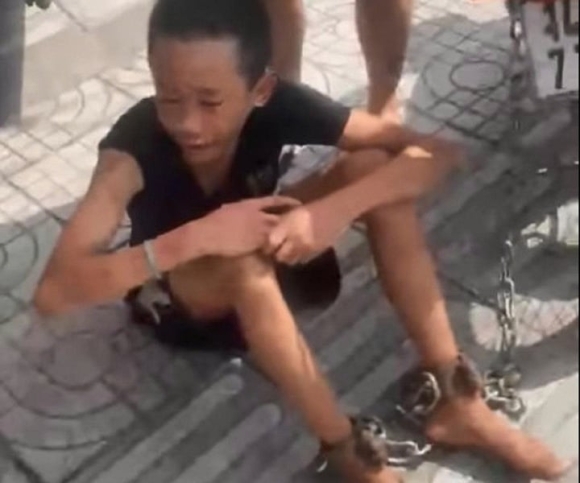 2 Phan No Hinh Anh Be Trai Bi Bo Xich Chan Keo Le Tren Duong Pho Hai Phong