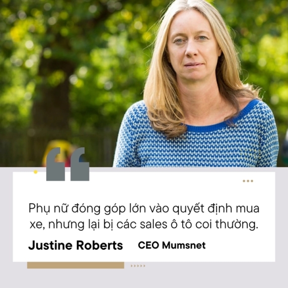 2 Phu Nu De Cam Thay Bi Xem Thuong Khi Di Mua O To