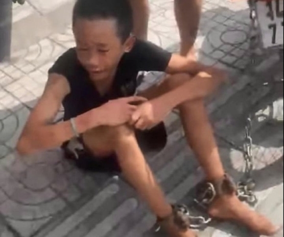 2 Tam Giu Nguoi Bo Xich Chan Keo Le Con Trai Tren Duong Pho O Hai Phong