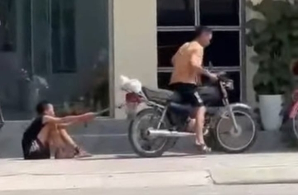 3 Tam Giu Nguoi Bo Xich Chan Keo Le Con Trai Tren Duong Pho O Hai Phong