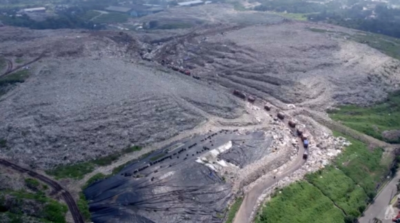 2 Nguoi Dong Nam A Dang An Nhua Moi Ngay Ma Khong Hay Biet