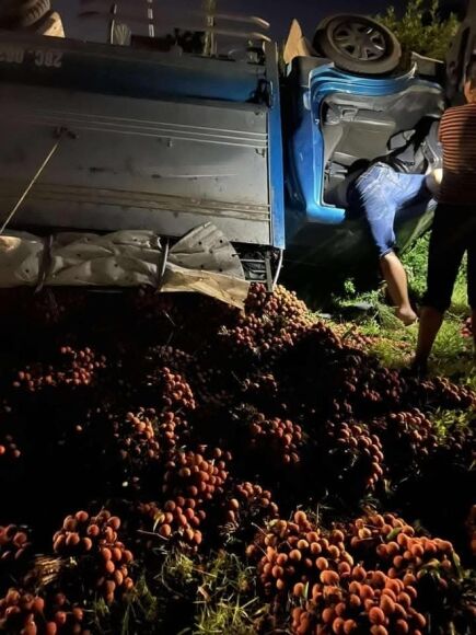3 Vu Xe Vai Lat Bi Nguoi Dan Hoi Cua Chu Xe Noi Cac Bac Oi Day La Vai Cua Chau Nhung Khong Ai Quan Tam