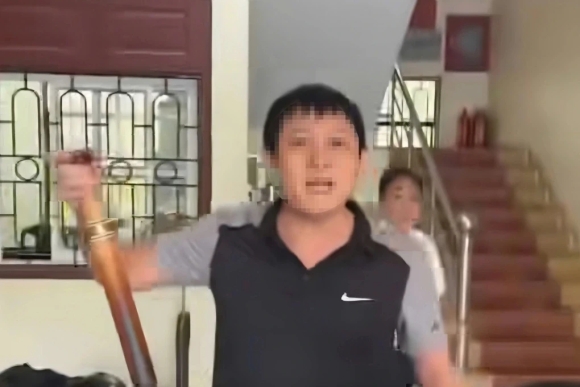 1 Dinh Chi Cong Tac Can Bo Thue Xung May   Tao Voi Nguoi Dan