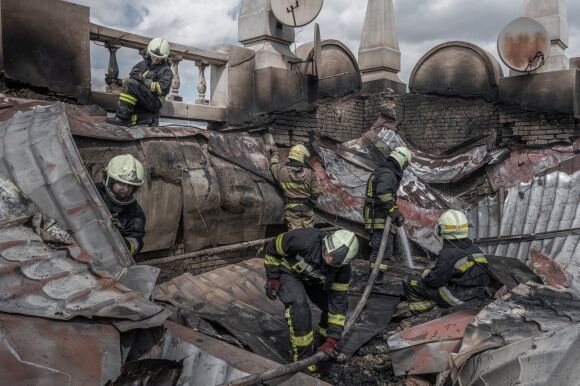 1 Nhung Nguoi Linh Cuu Hoa Ukraine Tren Tuyen Dau Giua Khoi Lua Va Tu Than