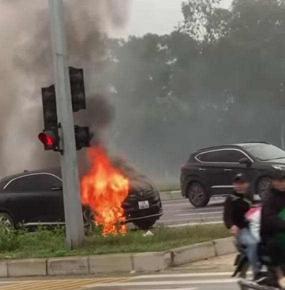 1 Xe O To Vinfast Boc Chay Tren Dai Lo Vinh   Cua Lo