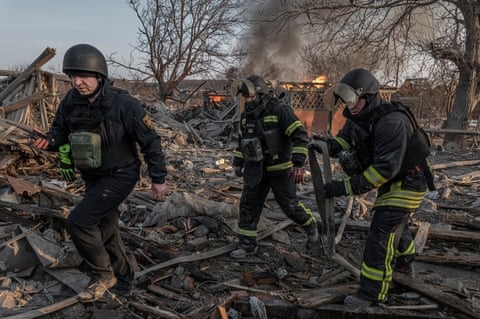 2 Nhung Nguoi Linh Cuu Hoa Ukraine Tren Tuyen Dau Giua Khoi Lua Va Tu Than