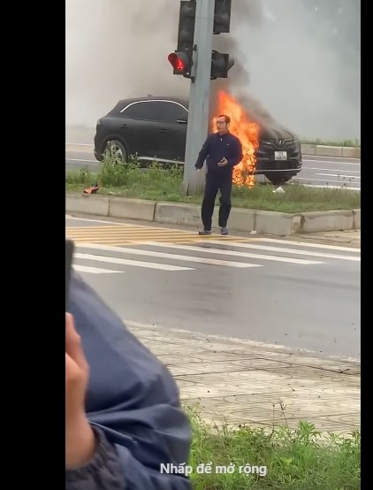 2 Xe O To Vinfast Boc Chay Tren Dai Lo Vinh   Cua Lo