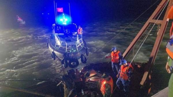 12 Vu Lat Tau O Quang Ninh Tim Thay Them Thi The Khi Truc Vot Tau 37 Nguoi Tu Vong