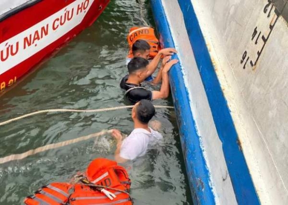 15 Vu Lat Tau O Quang Ninh Tim Thay Them Thi The Khi Truc Vot Tau 37 Nguoi Tu Vong