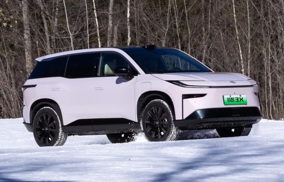 2 Suv Dien 15000 Usd Cua Toyota Gay Sot Tai Trung Quoc