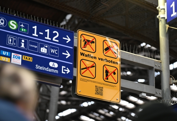 1 Berlin Cam Mang Dao Va Vu Khi Tren Phuong Tien Giao Thong Cong Cong Tu 177