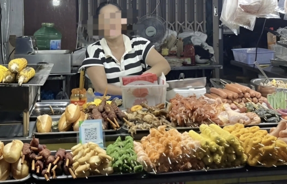 1 Phat Nguoi Ban Hang Rong Da Nang Chat Chem 6 Khach Lao