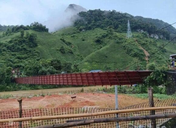 1 Cau Treo Dut Cap Oto Cho Can Bo Xa Di Chong Bao Roi Xuong Song