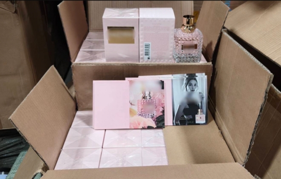 1 Dot Kich 5 Kho Hang Canh Sat Tich Thu 34800 Chai Nuoc Hoa Nhai 20 Thuong Hieu Lon Nhu Chanel Dior Dang Cho Ban Quy Mo Toi 35 Ty Dong