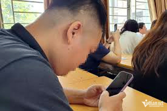 1 Nhieu Thanh Nien Ha Noi Sap Bay Ke Gia Danh Cong An Mat Hang Tram Trieu