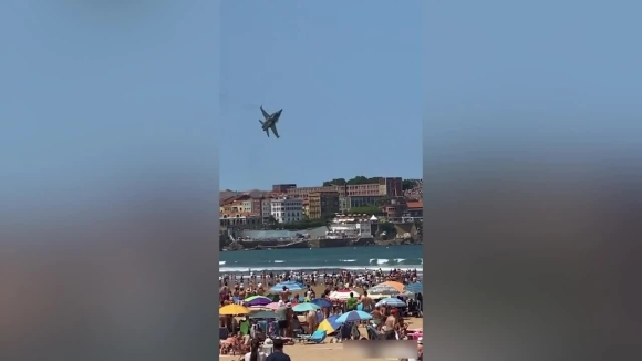 1 Tiem Kich Tay Ban Nha Ne Chim Suyt Dam Xuong Bien