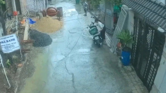 3 Kiem Diem Nu Can Bo Trong Video Xo Nga Xe May Cua Shipper O Tphcm